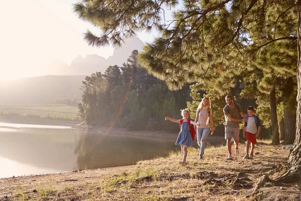 孩子们在湖边散步和父母一起徒步探险 — 图库照片