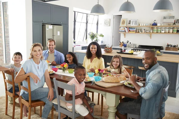 Dos Familias Almorzando Juntas Casa Mirando Cámara — Foto de Stock