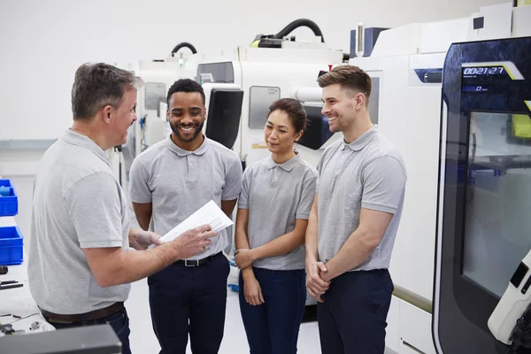 Treffen Des Entwicklungsteams Der Fabrikhalle Der Geschäftigen Werkstatt — Stockfoto