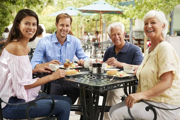 Retrato Dos Parejas Disfrutando Comida Café Aire Libre Juntos — Foto de Stock