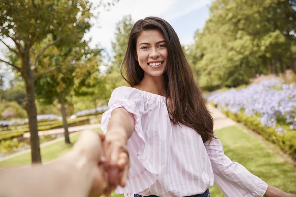 Standpunkt Aufnahme Eines Romantischen Paares Das Gemeinsam Park Spaziert — Stockfoto