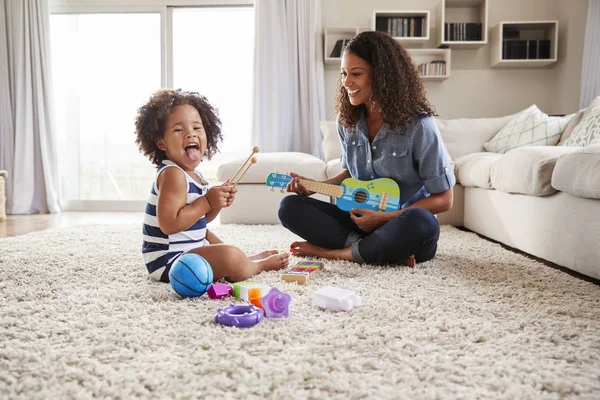 Giovane Mamma Giocare Ukulele Con Bambino Figlia Casa — Foto Stock