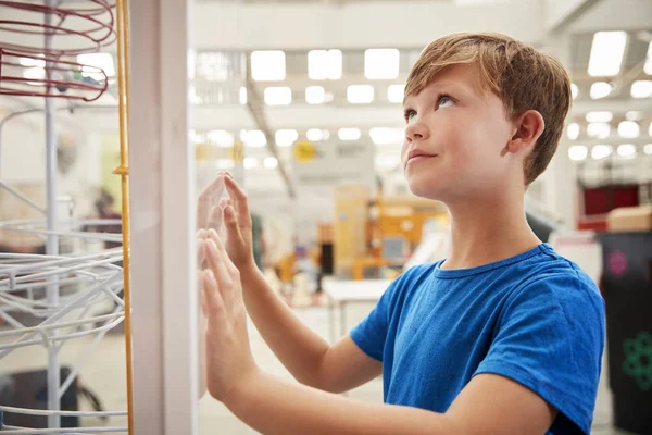 Jonge Jongen Kijken Wetenschap Tentoonstelling — Stockfoto