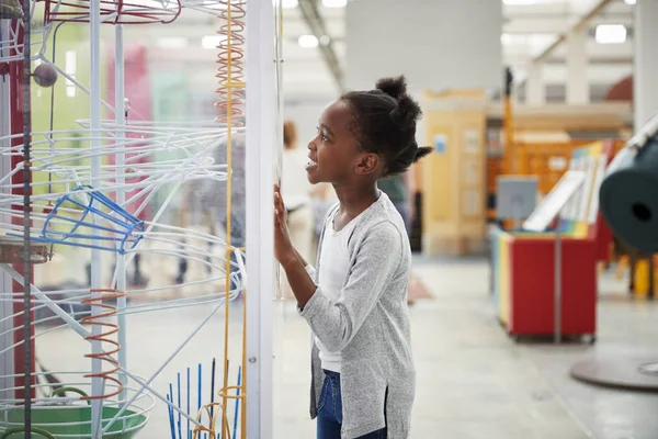 Chica Joven Mirando Exposición Ciencia — Foto de Stock