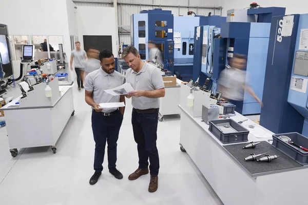 Engineers Meeting Factory Floor Busy Engineering Workshop — Stock Photo, Image