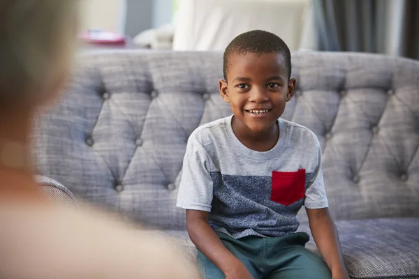 Jovem Menino Tendo Terapia Com Psicólogo Infantil — Fotografia de Stock