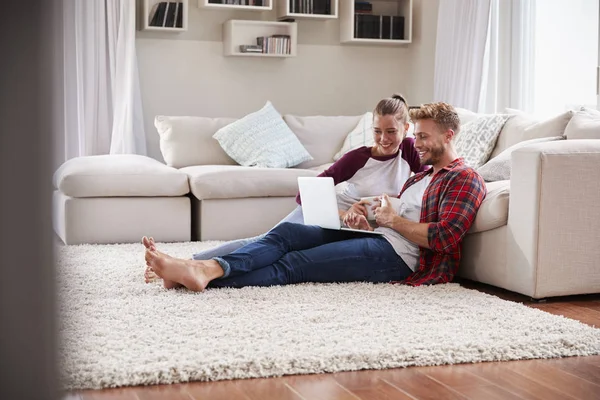 Pareja Joven Sentada Suelo Casa Utilizando Ordenador Portátil —  Fotos de Stock