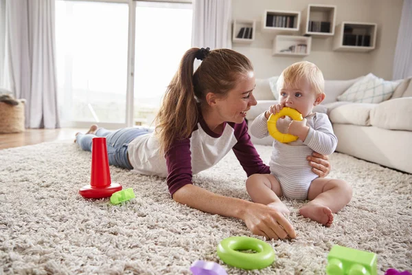 Jonge Moeder Spelen Met Peuter Zoon Verdieping Thuis — Stockfoto