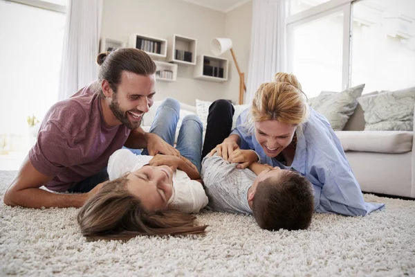 Eltern Kitzeln Kinder Spielen Gemeinsam Der Lounge — Stockfoto