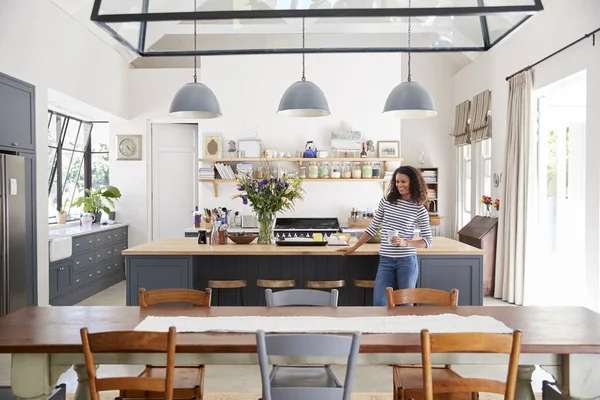 Mujer Raza Mixta Apoyada Isla Cocina Casa Planta Abierta —  Fotos de Stock