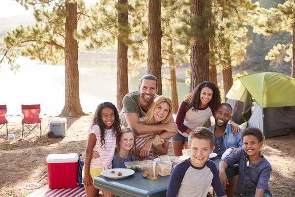 Porträtt Familj Med Vänner Camping Vid Sjö Skogen — Stockfoto