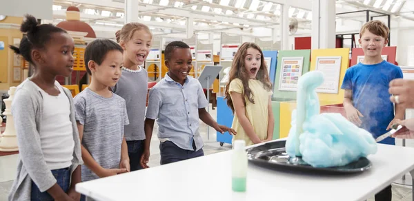 Kinderen Plezier Kijken Een Experiment Wetenschapscentrum — Stockfoto