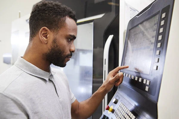 Mannelijke Ingenieur Bedienen Van Cnc Machines Fabriek — Stockfoto