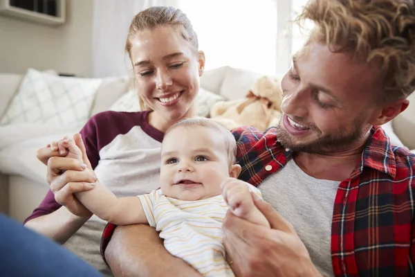 Jovem Família Brincando Juntos Sala Estar — Fotografia de Stock