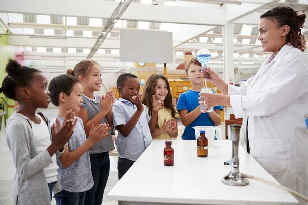 Labortechniker Zeigt Aufgeregten Kindern Naturwissenschaftliche Experimente — Stockfoto