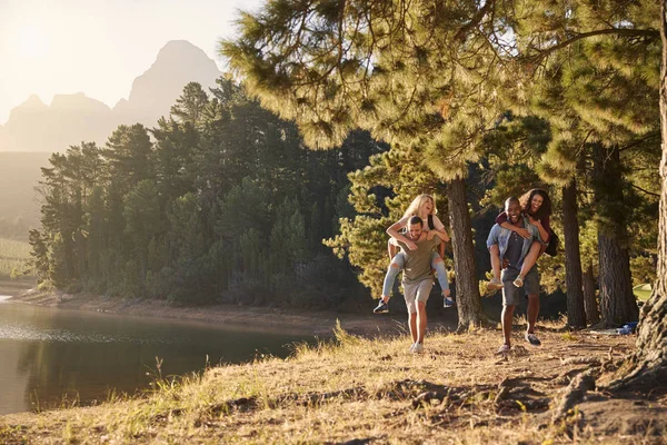 Group Young Friends Enjoying Walk Lake Hiking Adventure — Stock Photo, Image