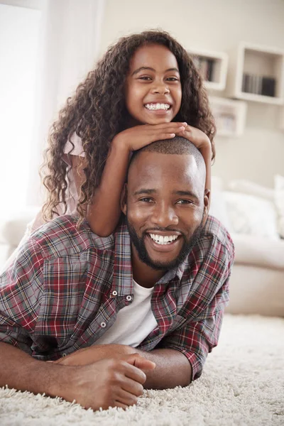 Porträtt Dotter Liggande Fäder Tillbaka Loungen — Stockfoto