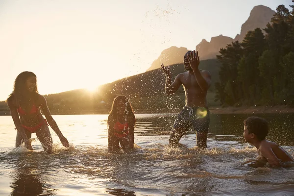 Familie Genießt Abendschwimmen See — Stockfoto
