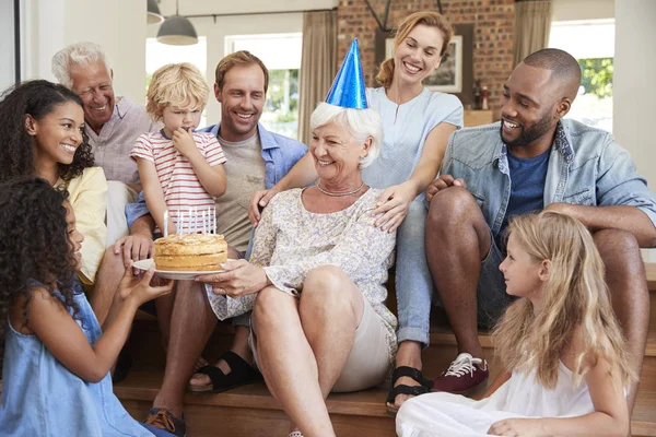 Famille Amis Célébrant Anniversaire Grand Mère — Photo