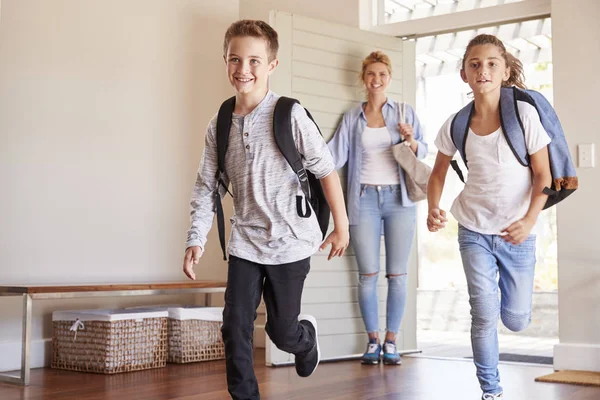 Mamma Bambini Tornano Casa Dopo Giornata Scolastica — Foto Stock