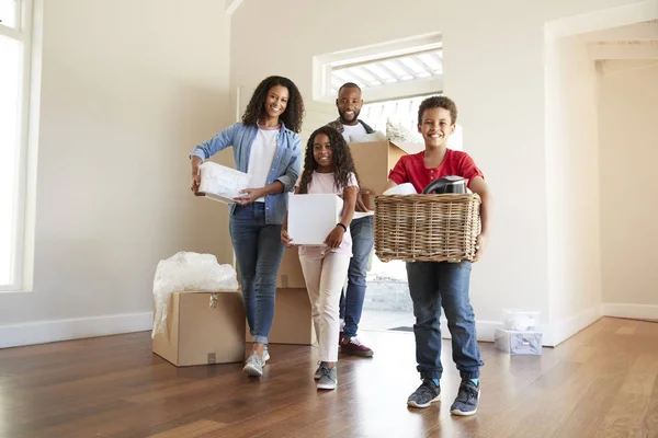 Família Entusiasmada Levando Caixas Para Casa Nova Dia Mudança — Fotografia de Stock