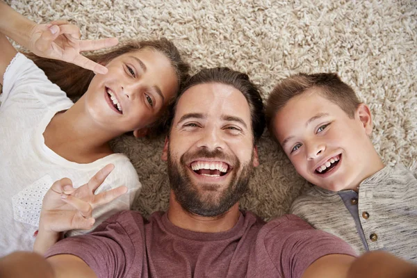 Ponto Vista Tiro Pai Filhos Posando Para Selfie — Fotografia de Stock