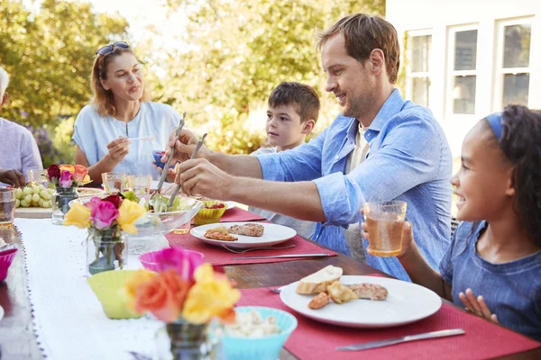 友人や家族の庭のテーブルで昼食 — ストック写真
