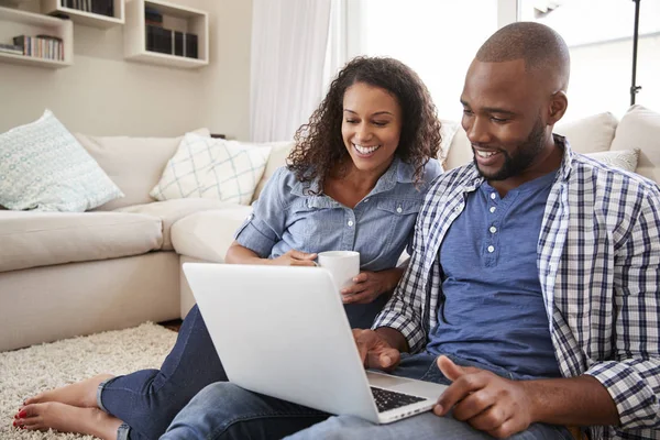 Young Couple Using Laptop Sitting Floor Home — Stock Photo, Image