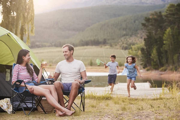 Familia Disfrutando Vacaciones Camping Junto Lago Juntos — Foto de Stock