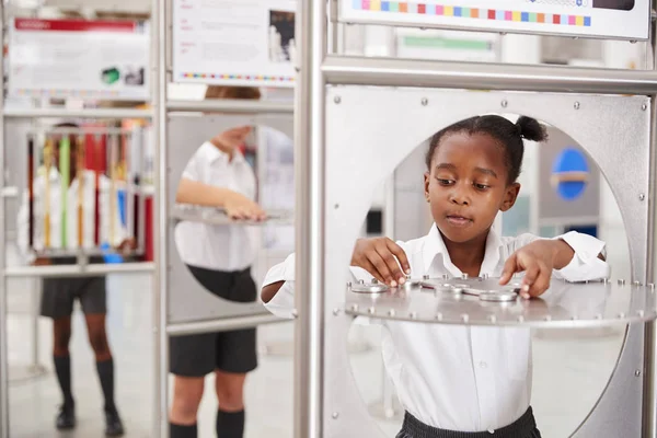 Schoolkinderen Deel Nemen Aan Wetenschap Tests Bij Wetenschapscentrum — Stockfoto