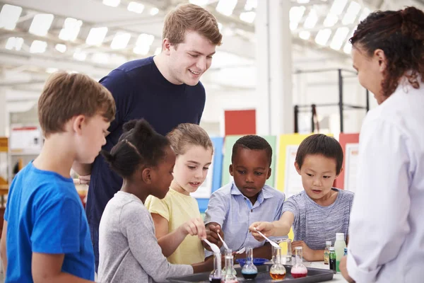 School Kids Taking Part Science Experiment — Stock Photo, Image