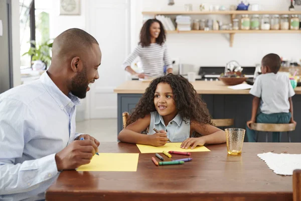 Joven Familia Negra Cuatro Ocupados Cocina — Foto de Stock