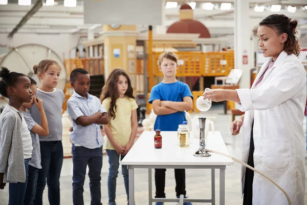 Діти Які Спостерігають Лабораторним Техніком Проводять Науковий Експеримент — стокове фото