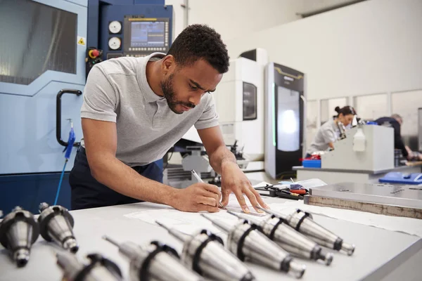 Engenheiro Masculino Medindo Desenhos Cad Fábrica — Fotografia de Stock