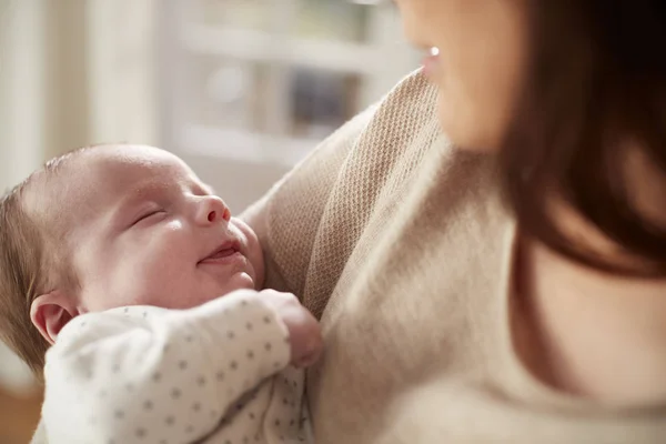 Pasgeboren Baby Vastgehouden Door Moeder Rechtenvrije Stockfoto's