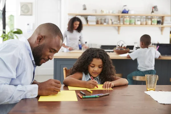 Joven Familia Negra Cuatro Ocupados Cocina —  Fotos de Stock