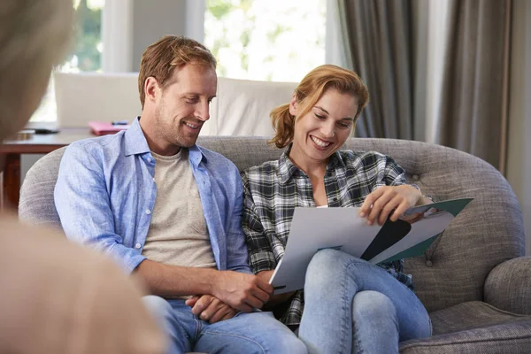 Feliz Jovem Casal Tomando Aconselhamento Financeiro Casa — Fotografia de Stock