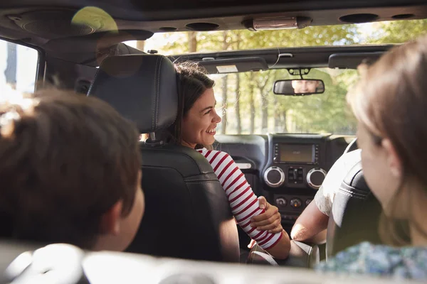 Familie Rijden Een Open Top Auto Platteland Road Trip — Stockfoto