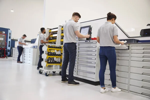 Ingenieros Seleccionando Herramientas Para Uso Maquinaria Fábrica —  Fotos de Stock