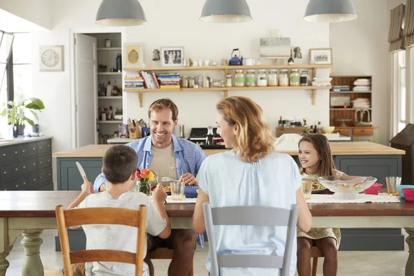 Famiglia Bianca Che Pranza Cucina Casa — Foto Stock