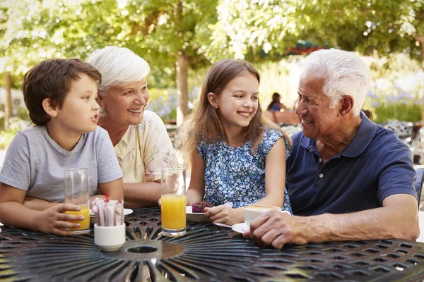 Παππούδες Και Εγγόνια Απολαμβάνοντας Σνακ Στο Υπαίθριο Cafe — Φωτογραφία Αρχείου