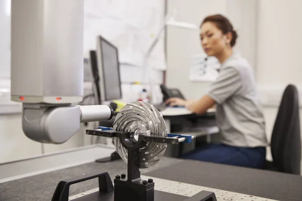 女工程师在工厂中使用 Cmm 坐标测量机 — 图库照片