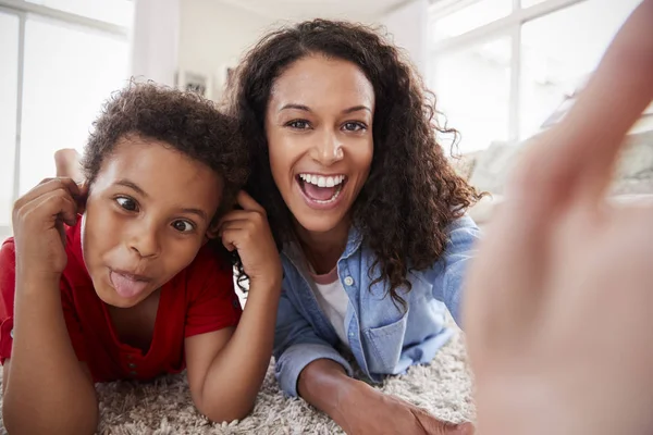 Mutter Und Sohn Liegen Auf Teppich Und Posieren Hause Für — Stockfoto