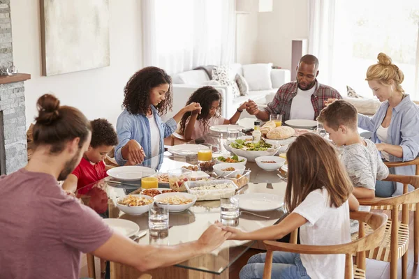 Due Famiglie Che Pregano Prima Gustare Pasto Casa Insieme — Foto Stock