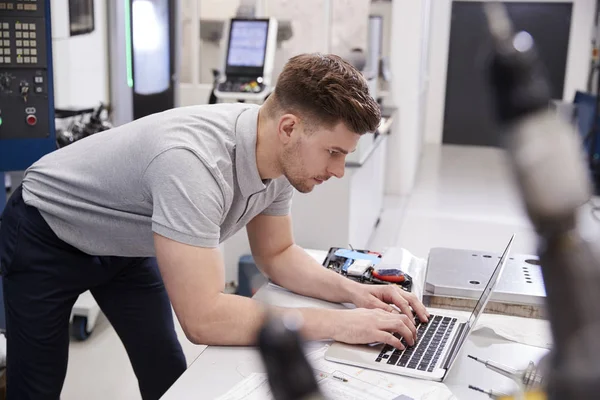 Engenheiro Masculino Usando Software Programação Cad Laptop — Fotografia de Stock