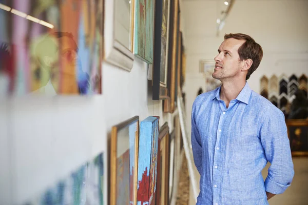 Homme Regardant Des Peintures Dans Galerie Art — Photo