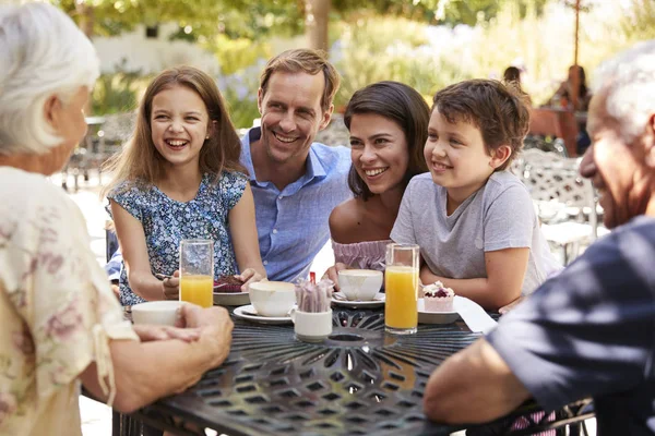 家族一緒に屋外のカフェで軽食を楽しんで — ストック写真