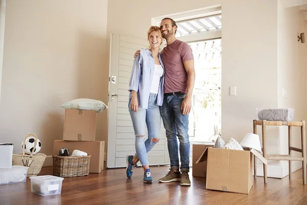 Pareja Feliz Rodeada Cajas Nuevo Hogar Día Que Mueve — Foto de Stock