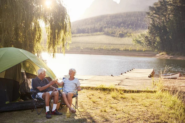 Pareja Mayor Disfrutando Unas Vacaciones Camping Junto Lago Haciendo Tostadas —  Fotos de Stock