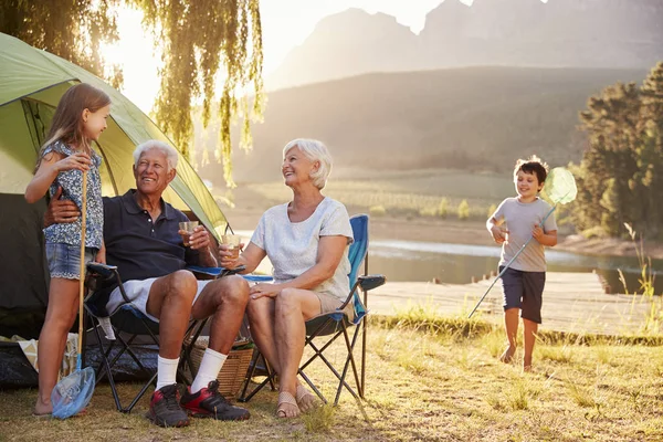 Nipotini Con Nonni Campeggio Vacanze Sul Lago — Foto Stock